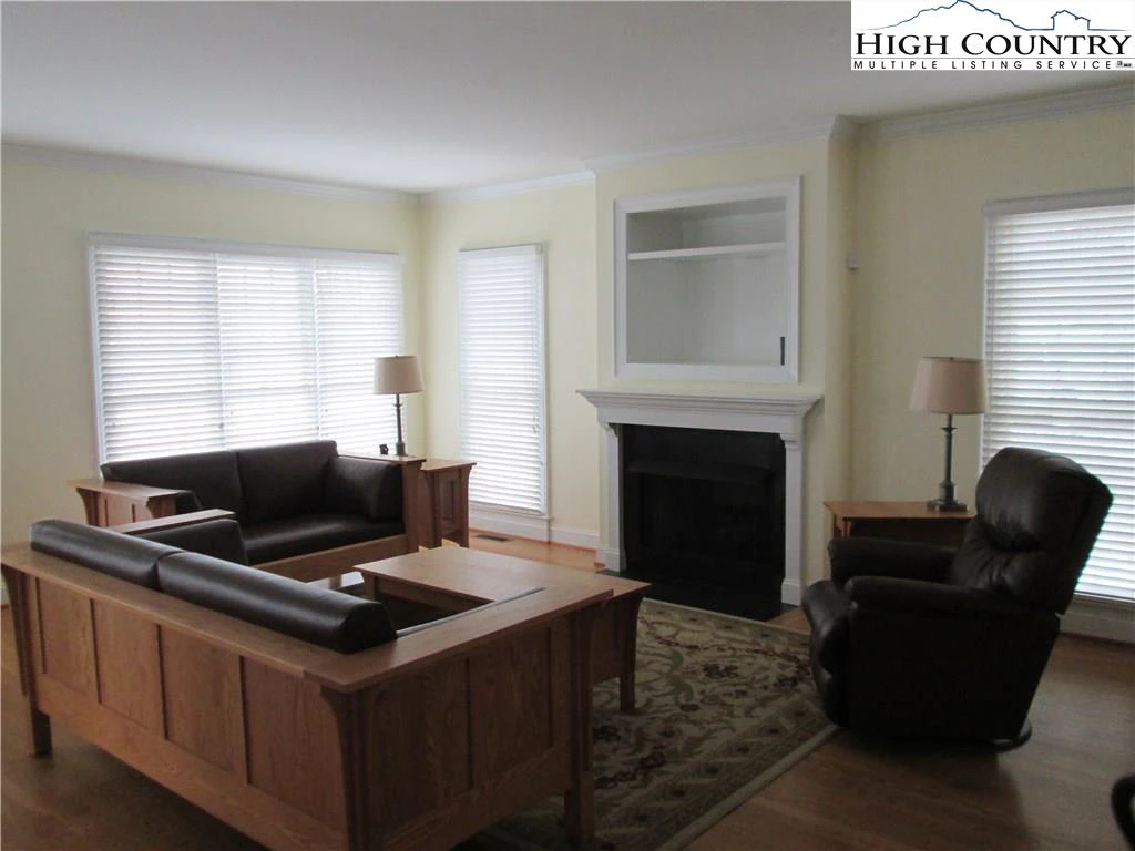 Image number 8 for the current listing