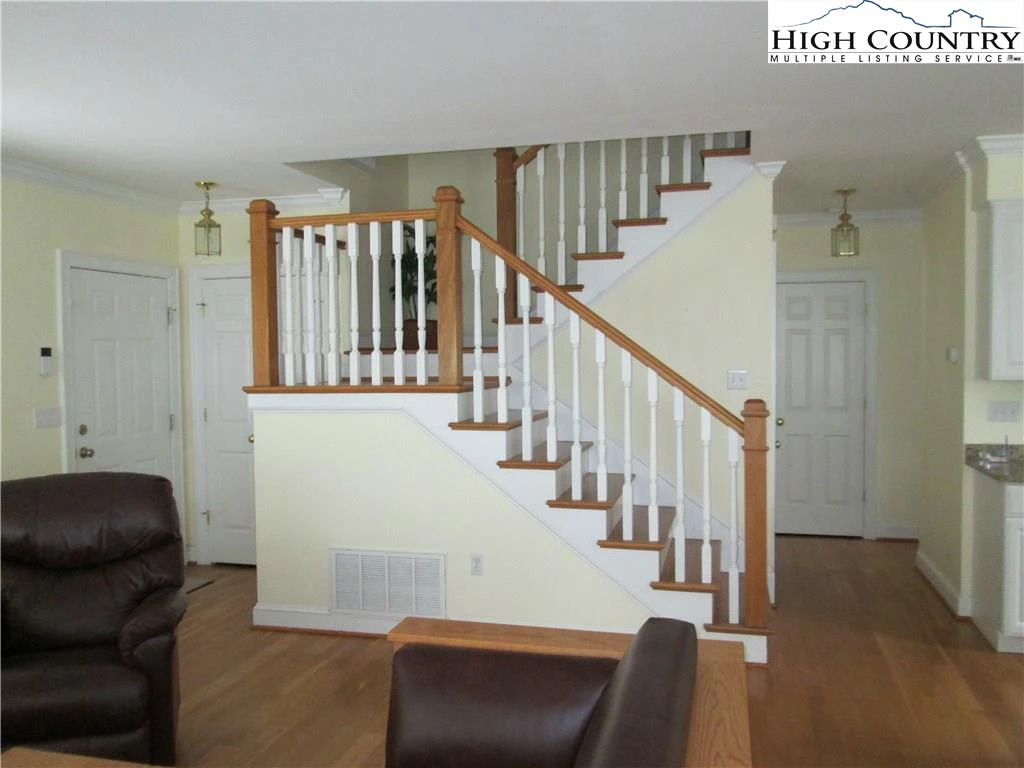 Image number 9 for the current listing