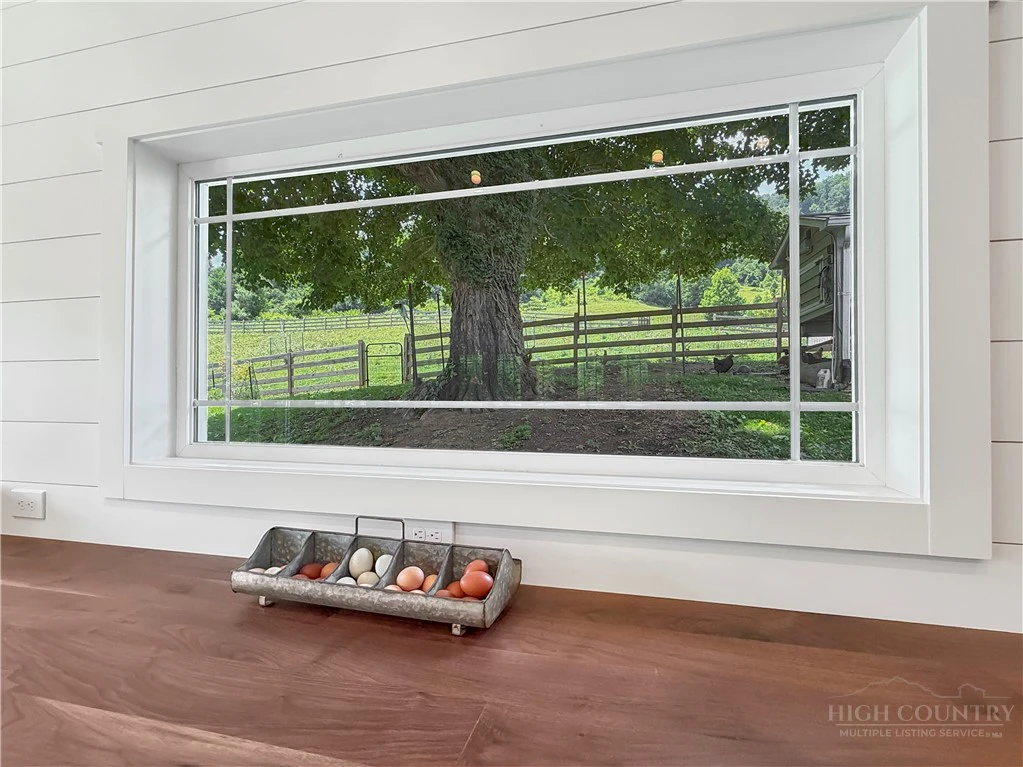 Image number 11 for the current listing