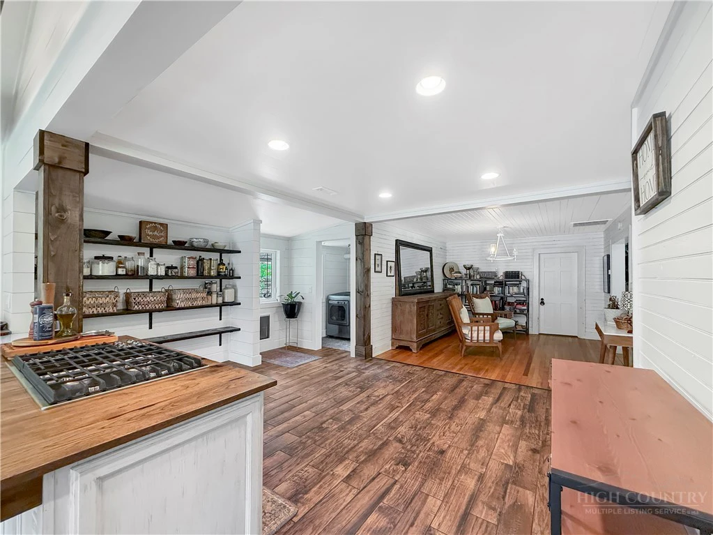 Image number 15 for the current listing