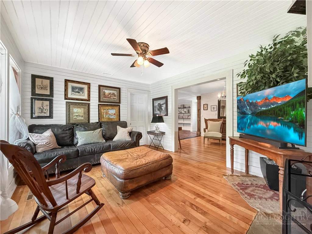 Image number 17 for the current listing