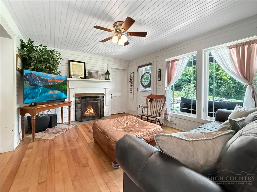 Image number 18 for the current listing