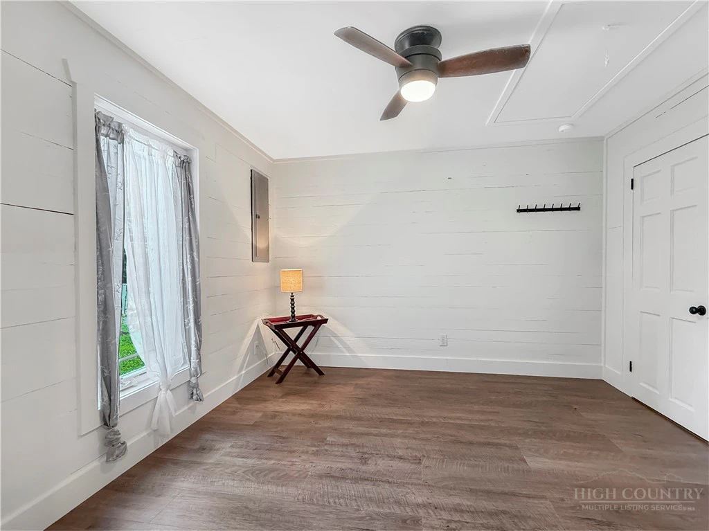 Image number 19 for the current listing
