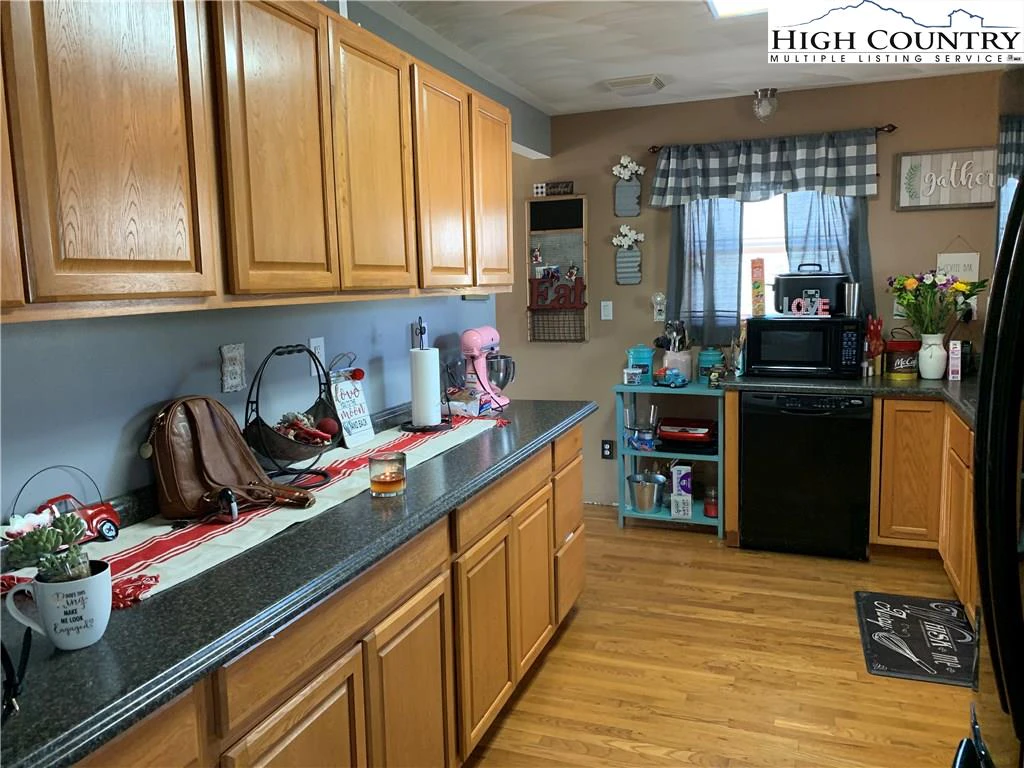 Image number 17 for the current listing
