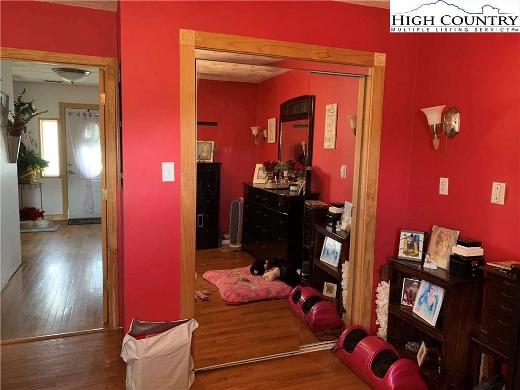 Image number 15 for the current listing