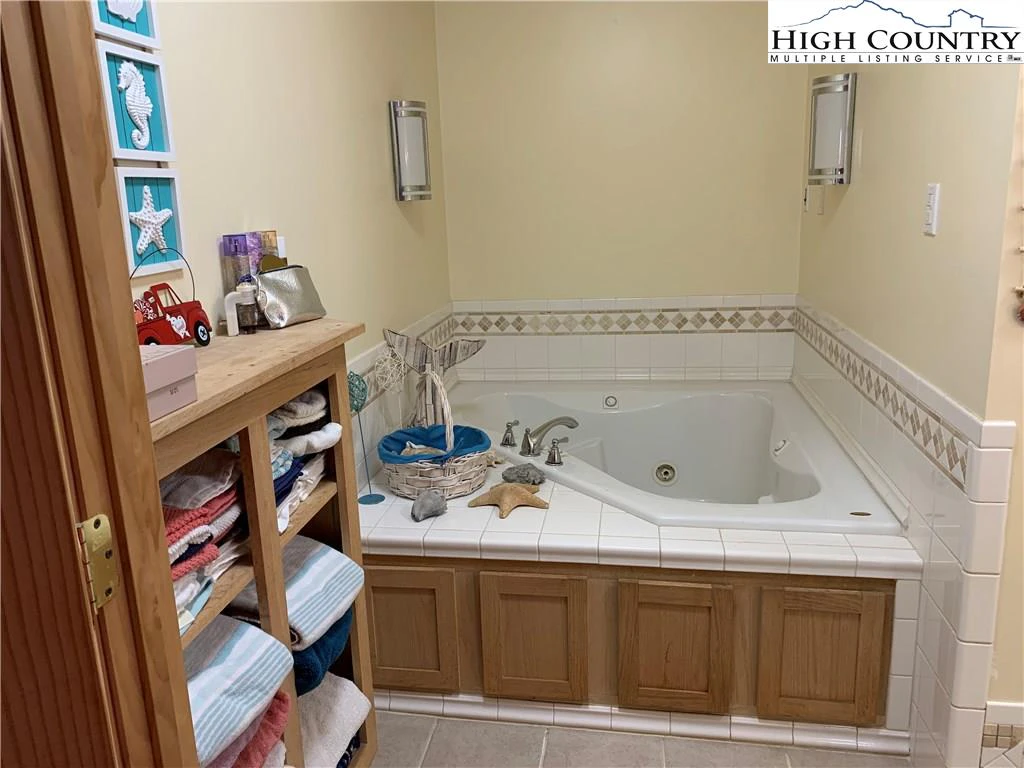 Image number 14 for the current listing