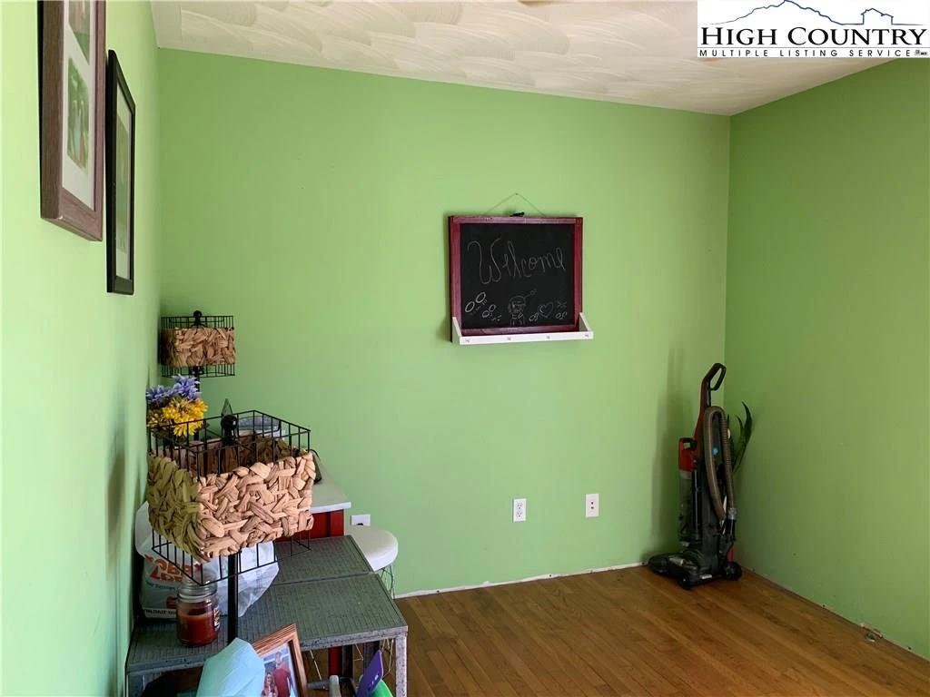 Image number 4 for the current listing