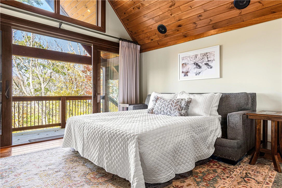 Image number 14 for the current listing
