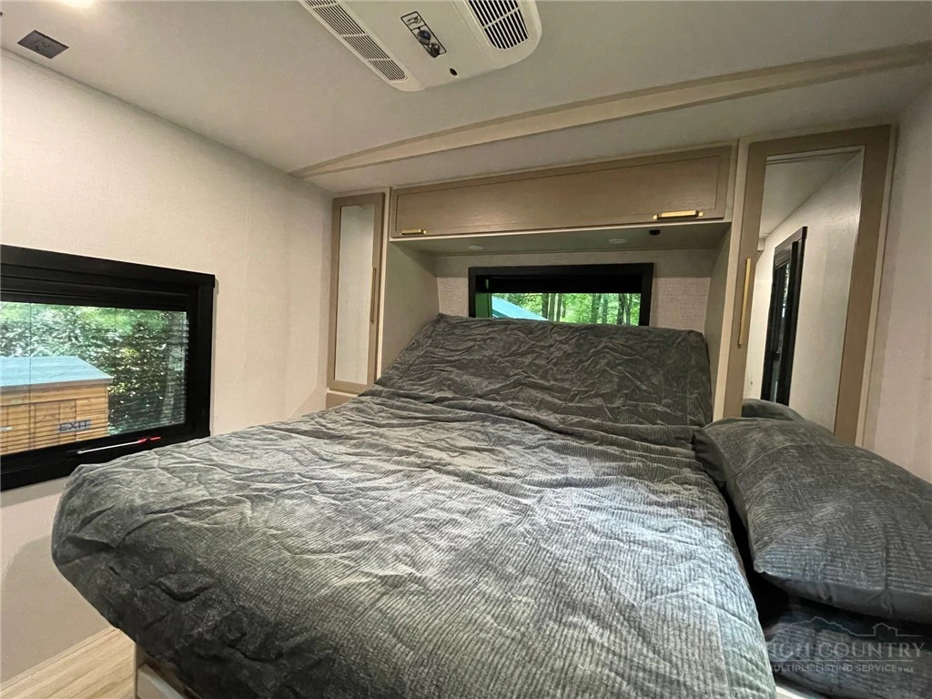 Image number 20 for the current listing