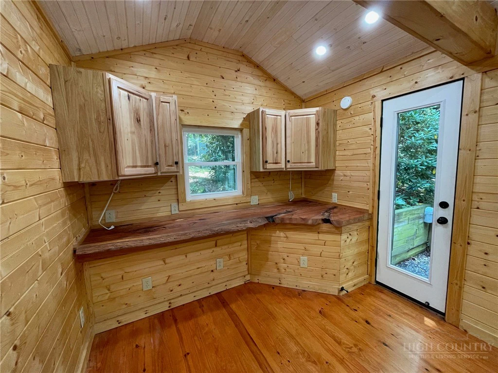 Image number 5 for the current listing