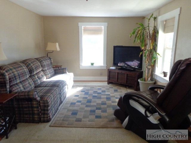 Image number 9 for the current listing