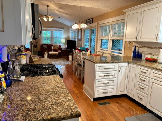 Image number 6 for the current listing