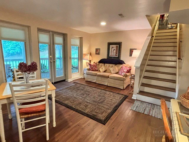 Image number 14 for the current listing