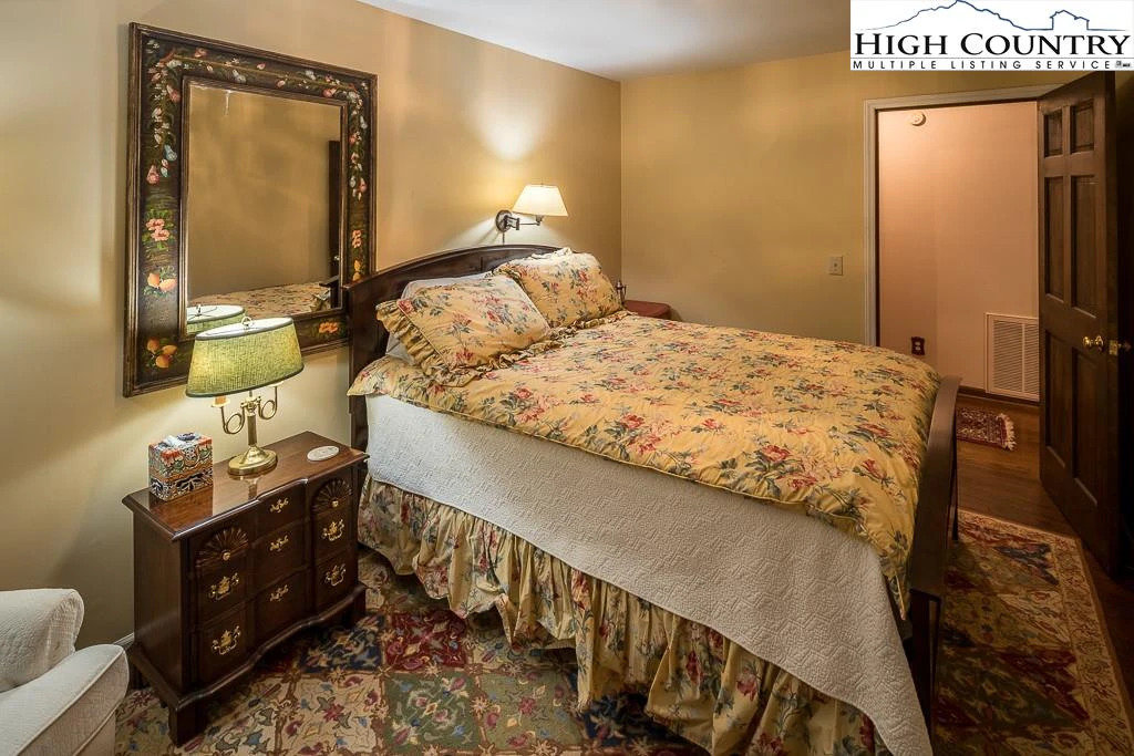 Image number 5 for the current listing
