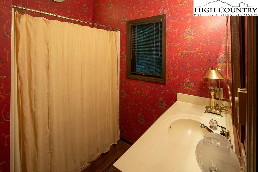 Image number 7 for the current listing