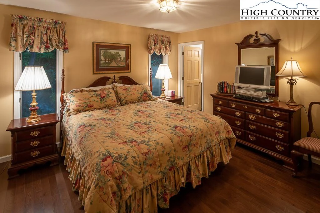 Image number 9 for the current listing