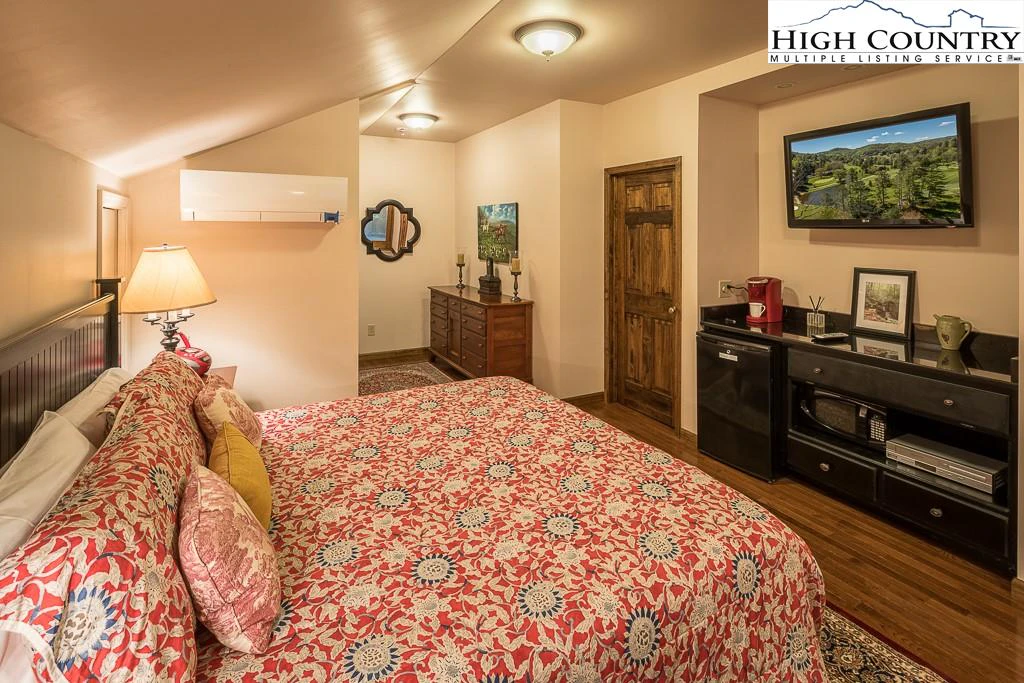 Image number 2 for the current listing
