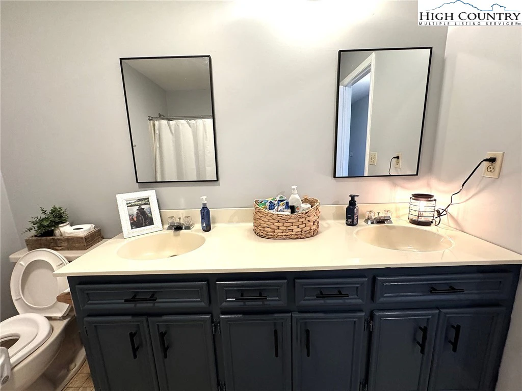 Image number 7 for the current listing