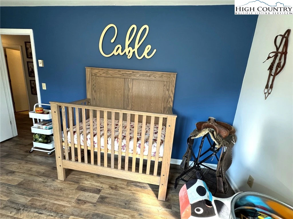 Image number 4 for the current listing