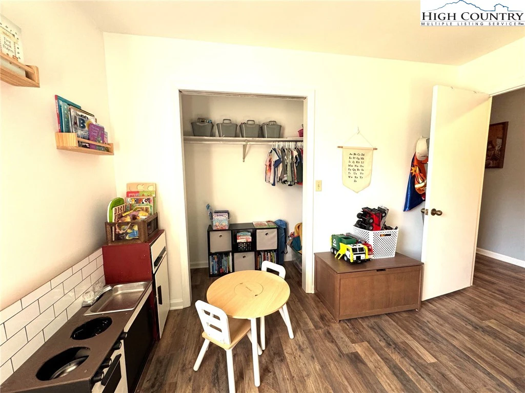 Image number 10 for the current listing