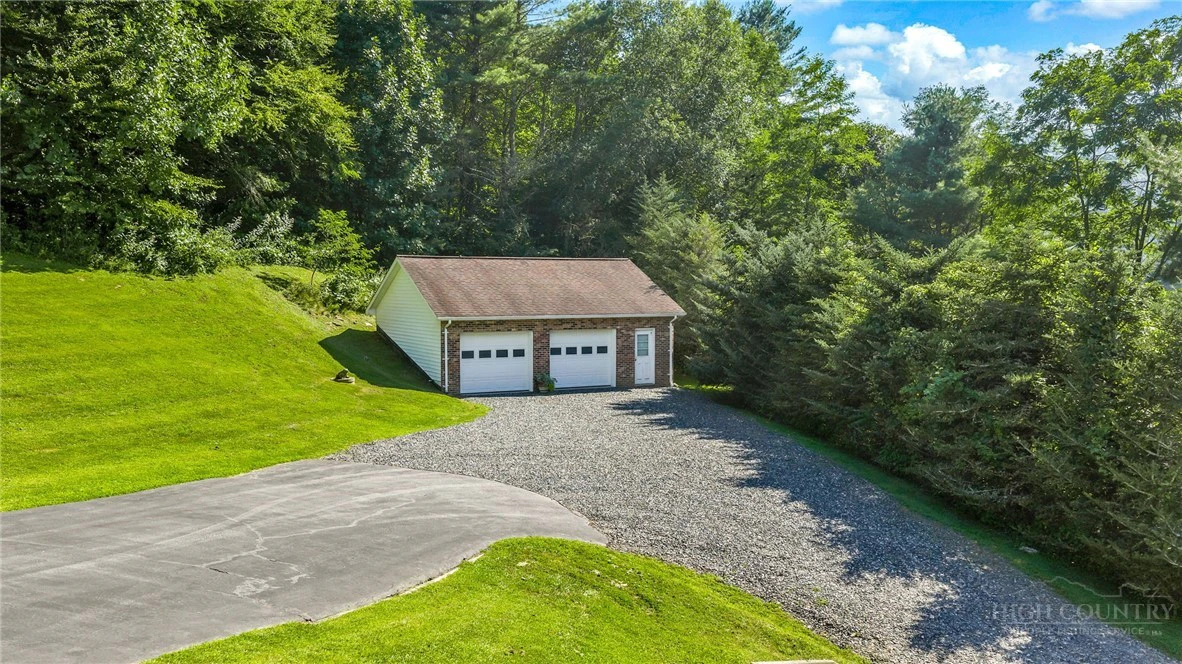 Image number 17 for the current listing