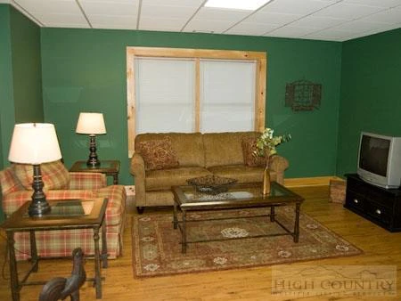 Image number 8 for the current listing