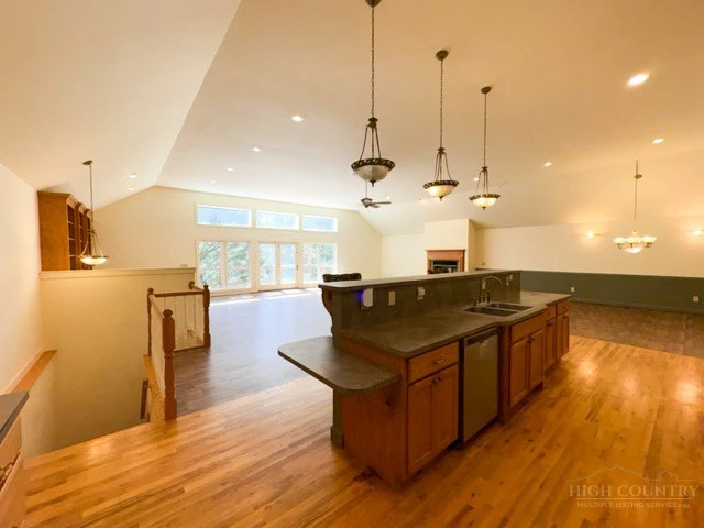 Image number 18 for the current listing