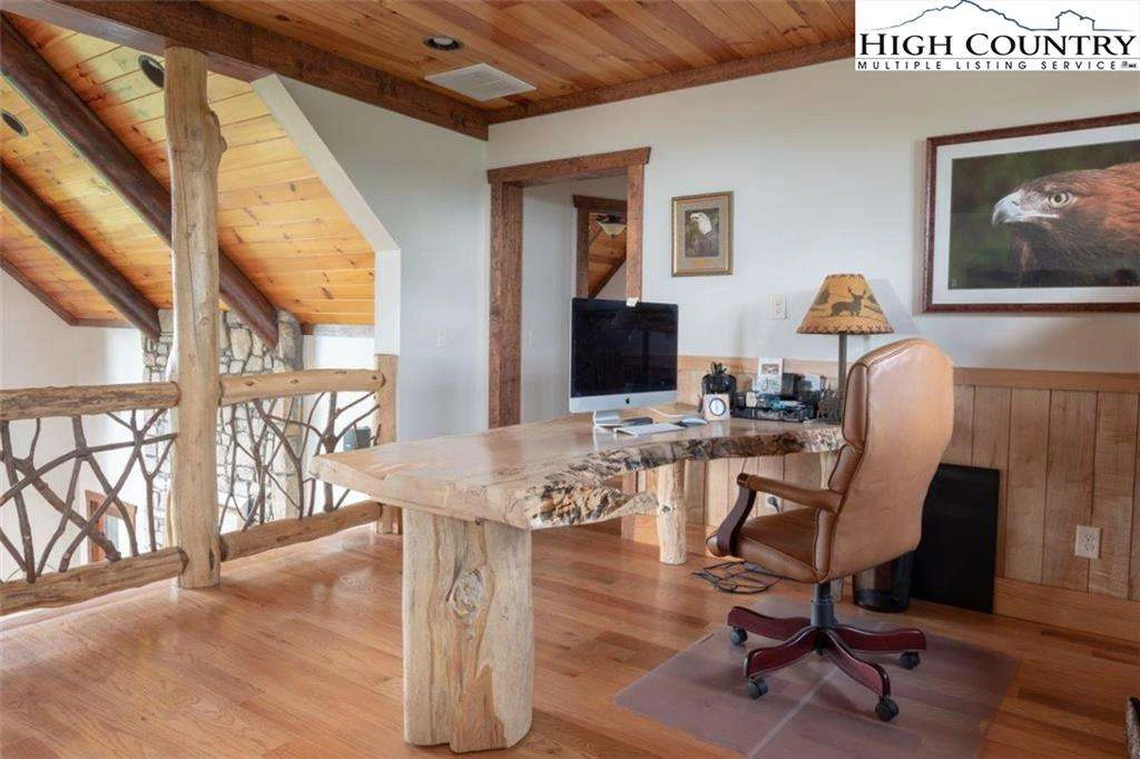 Image number 19 for the current listing