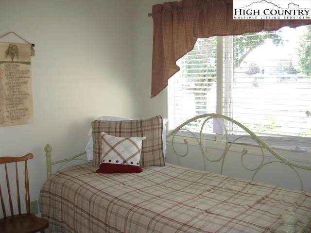 Image number 11 for the current listing
