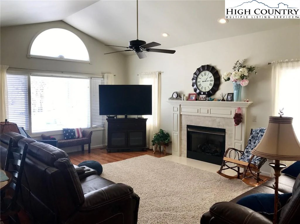 Image number 7 for the current listing