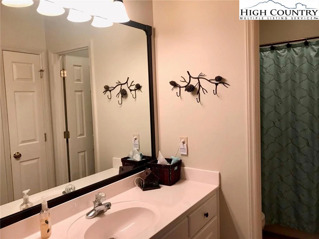 Image number 9 for the current listing