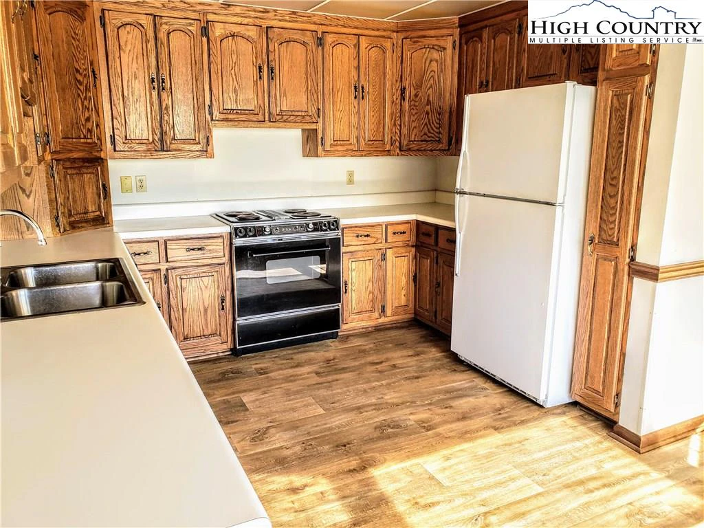 Image number 21 for the current listing