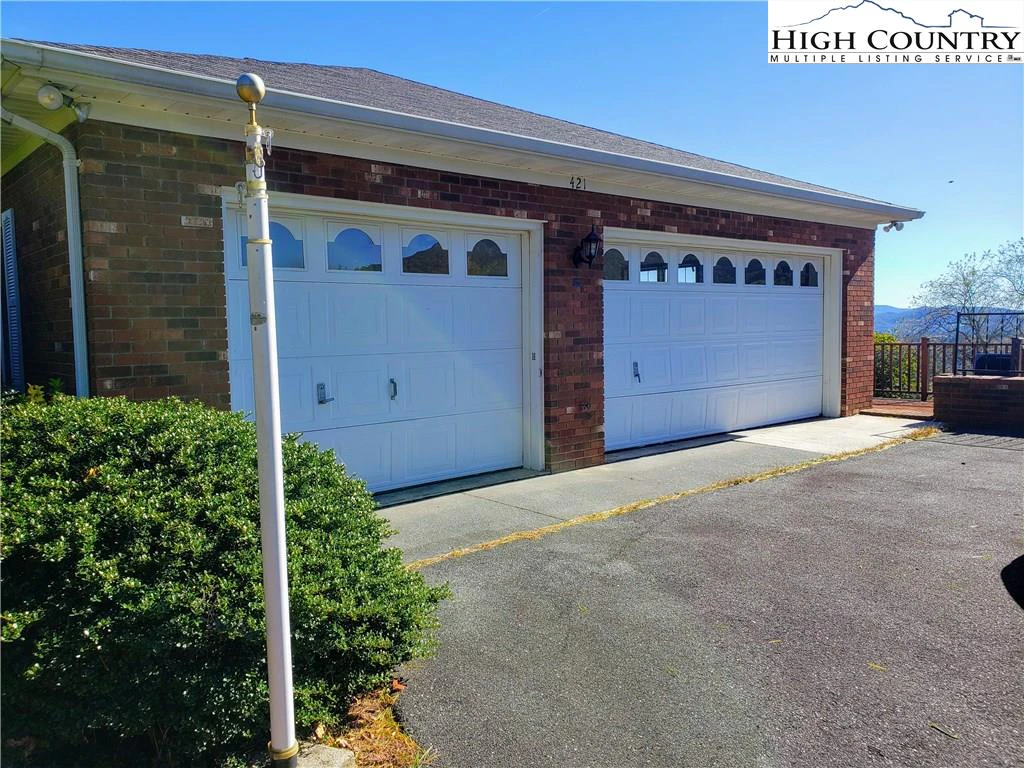 Image number 13 for the current listing