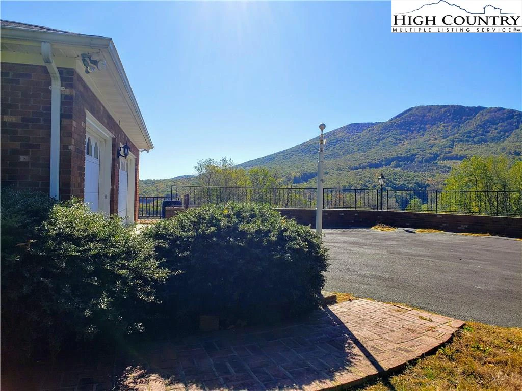 Image number 14 for the current listing