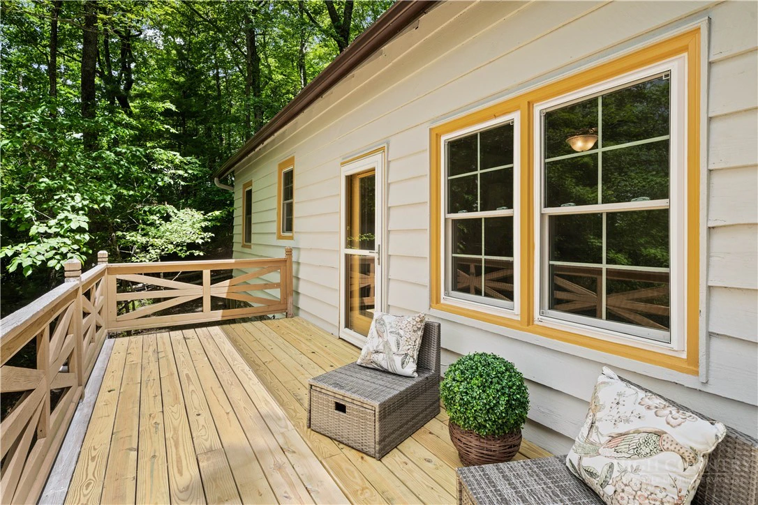 Image number 19 for the current listing