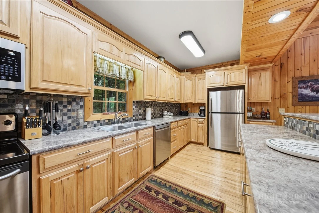 Image number 15 for the current listing
