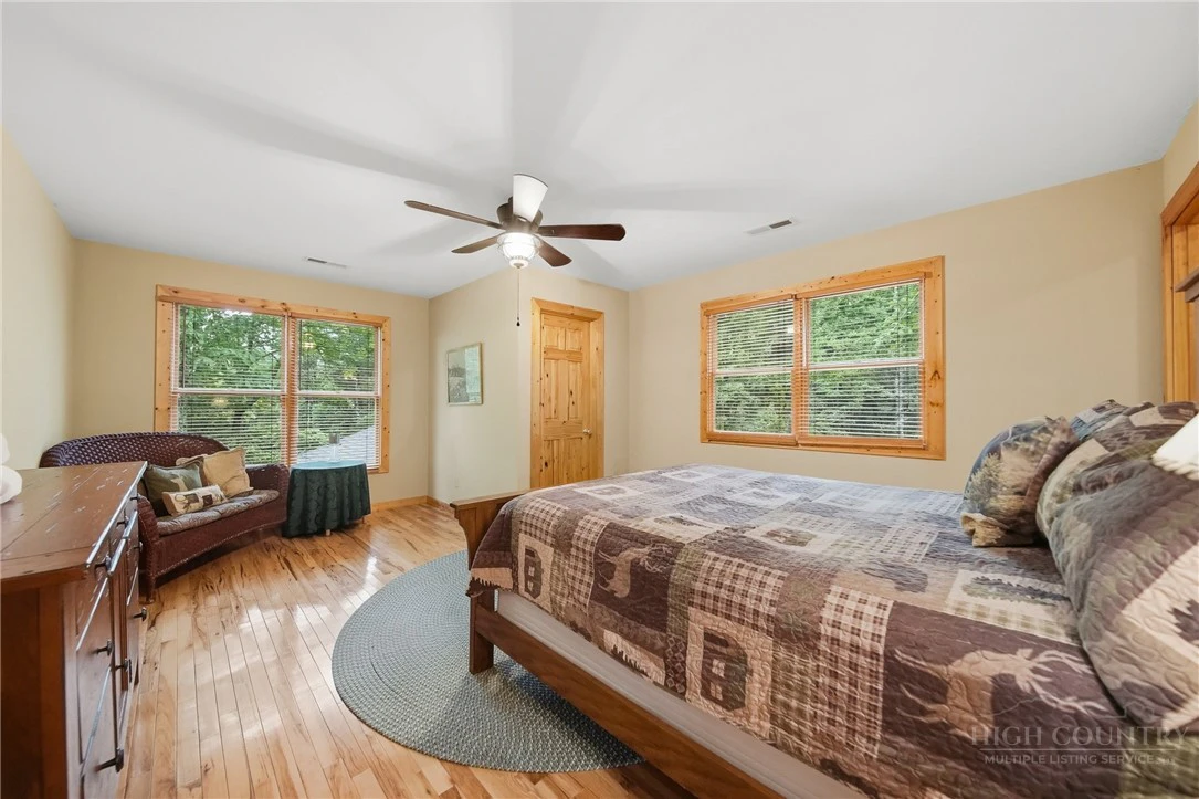 Image number 19 for the current listing