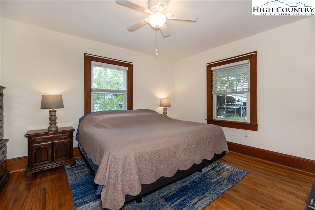 Image number 4 for the current listing