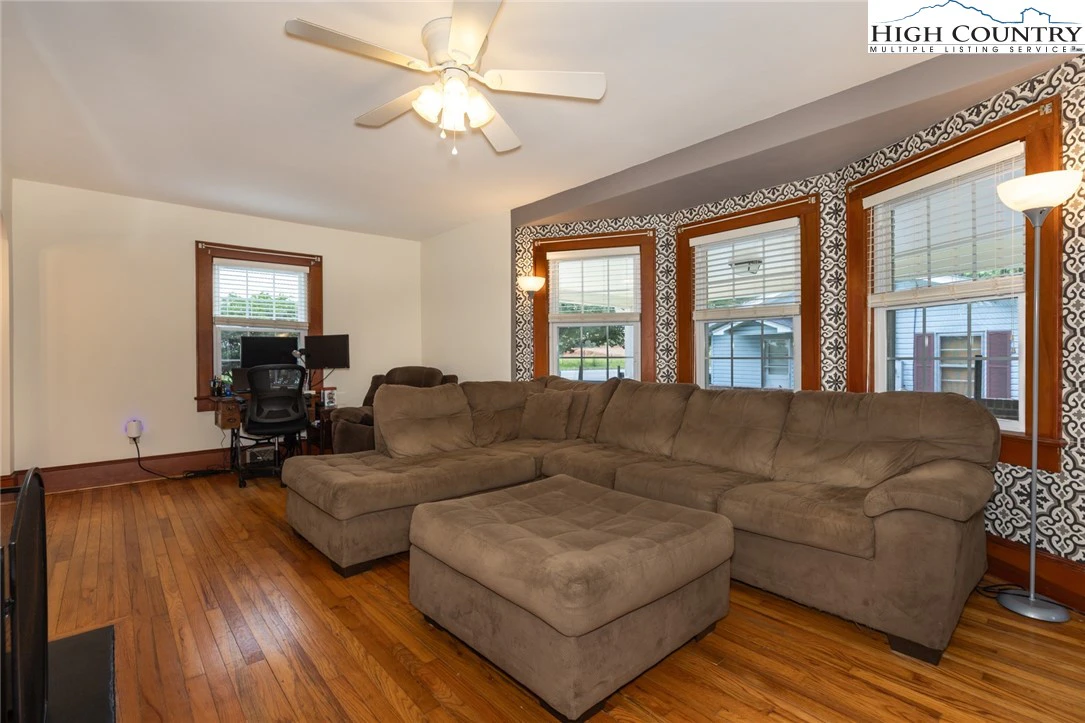 Image number 21 for the current listing