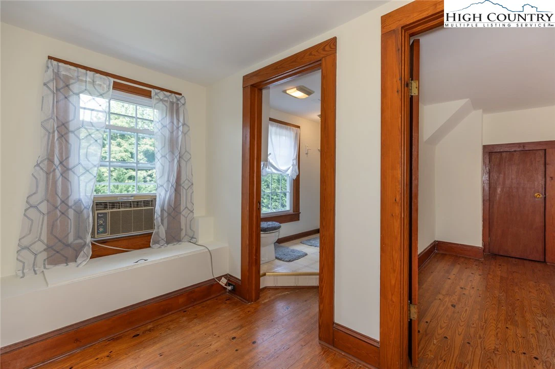 Image number 8 for the current listing