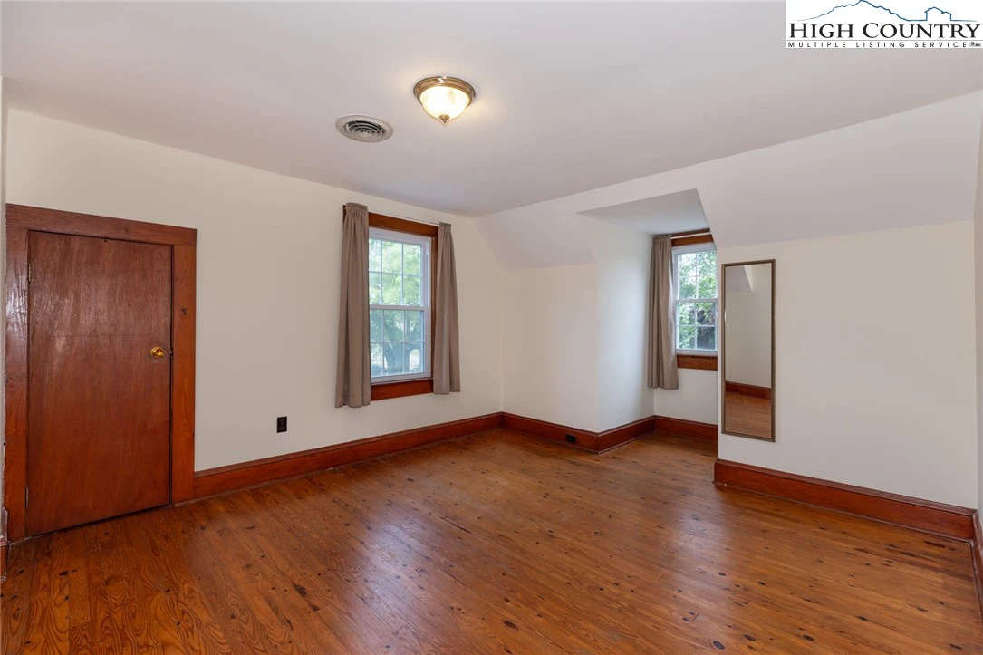Image number 9 for the current listing