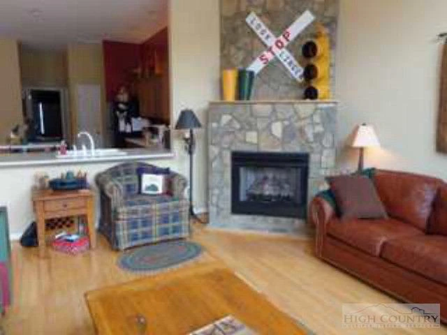 Image number 7 for the current listing