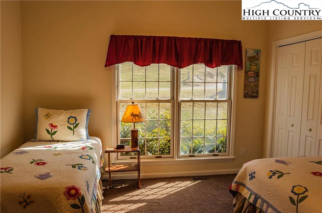 Image number 9 for the current listing