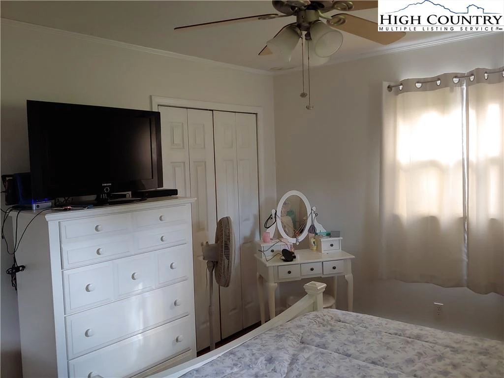 Image number 11 for the current listing