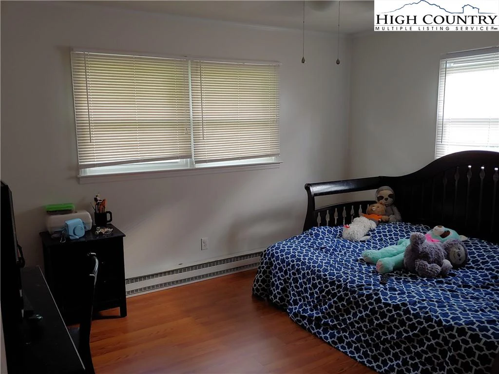 Image number 7 for the current listing