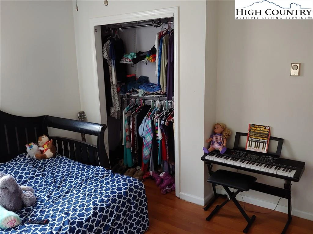 Image number 8 for the current listing