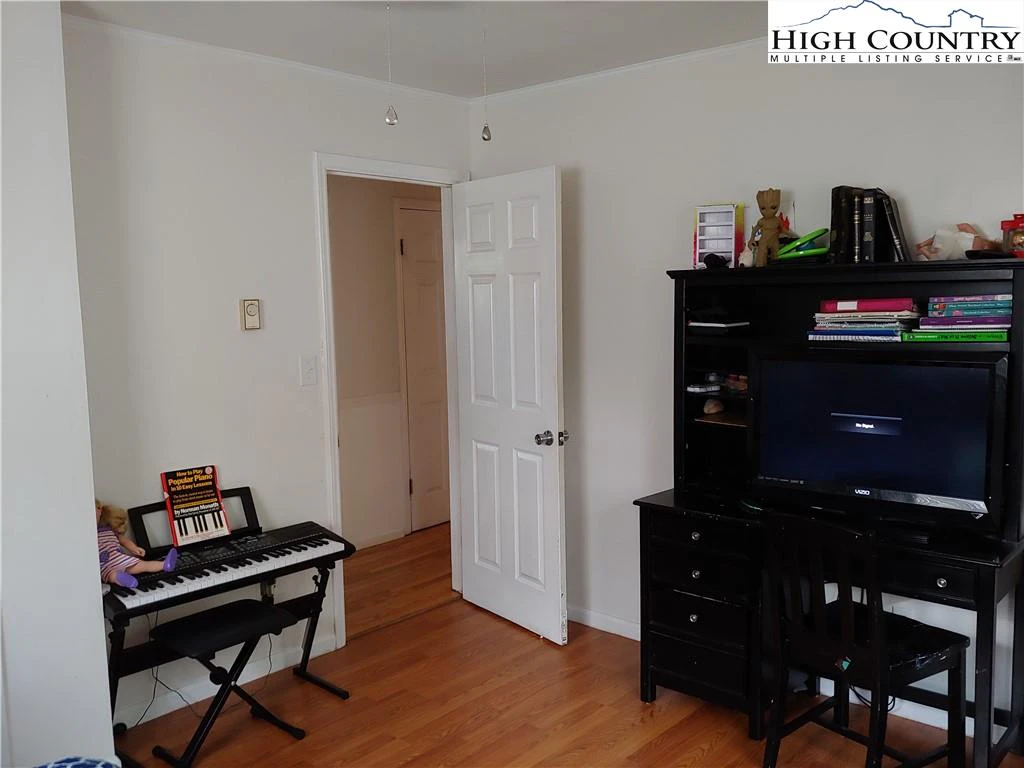 Image number 9 for the current listing
