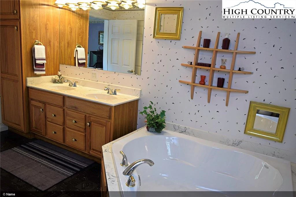 Image number 3 for the current listing