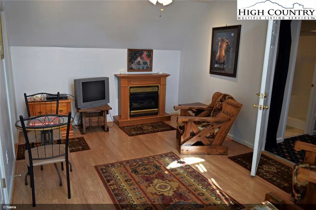 Image number 5 for the current listing