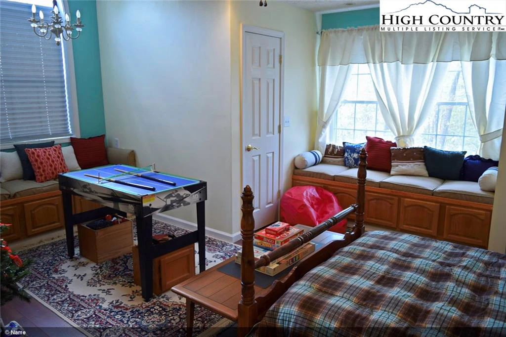 Image number 9 for the current listing